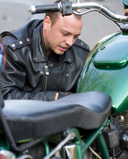 człowiek siedzi przez motocykl - Zdjęcie, obraz