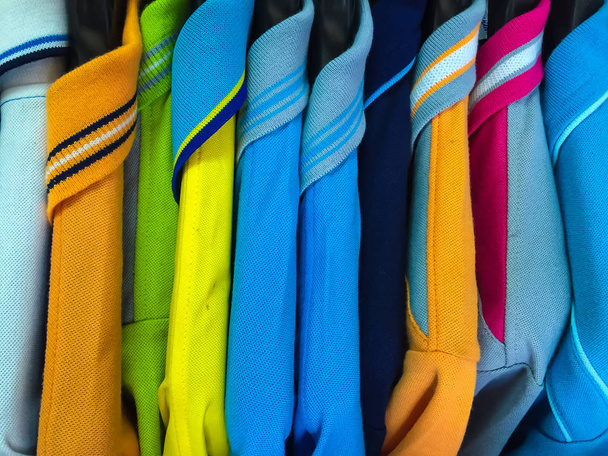 camisa esporte colorido pendurar no varal
. - Foto, Imagem