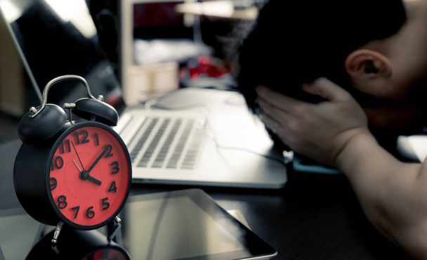 Travailleur de bureau stress sur l'horloge de délai
 - Photo, image