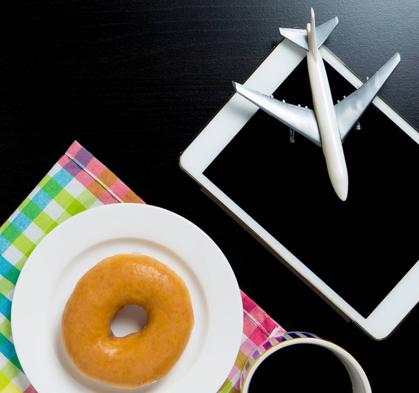 Vakantie reizen in café concept met donut - Foto, afbeelding