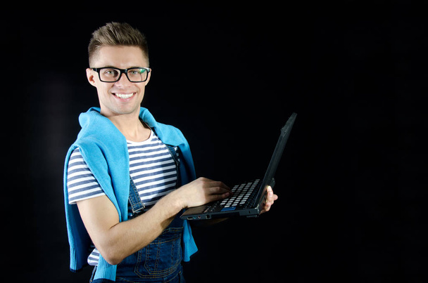 Ελκυστική φοιτητής και laptop. - Φωτογραφία, εικόνα