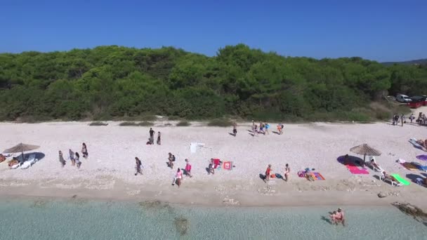 Άνθρωποι κάνοντας ηλιοθεραπεία σε μια παραλία της Μεσογείου - Πλάνα, βίντεο