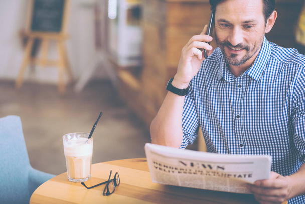 Homme joyeux lisant le journal dans le café
 - Photo, image
