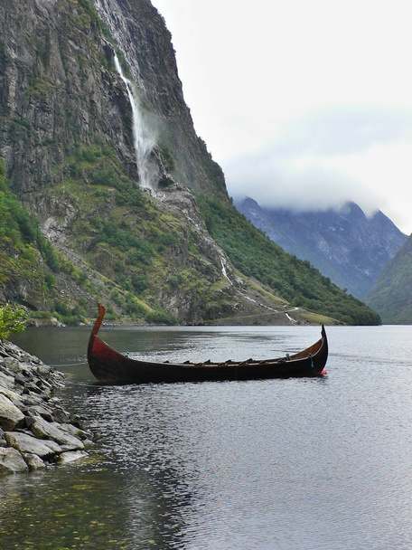 Vikingská loď poblíž Gudvangen v Norsku - Fotografie, Obrázek