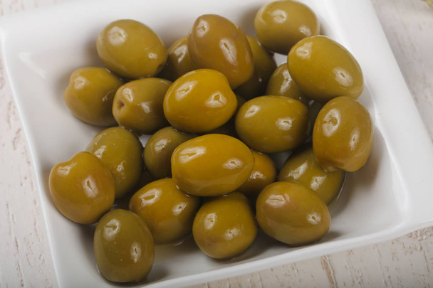 Зелені оливки в мисці
 - Фото, зображення
