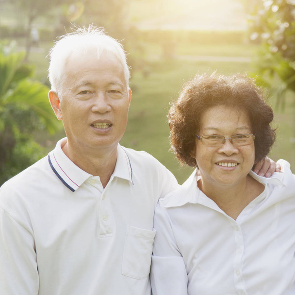 feliz asiática seniors pareja
 - Foto, Imagen
