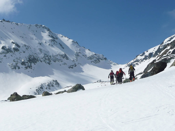  Skitourengeher in Richtung Montcolmet - Foto, Bild