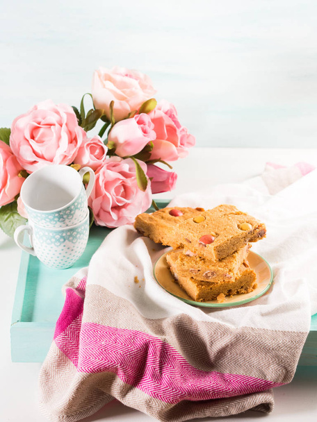 Café da manhã festivo flores boliches de manteiga de amendoim em pastel
 - Foto, Imagem