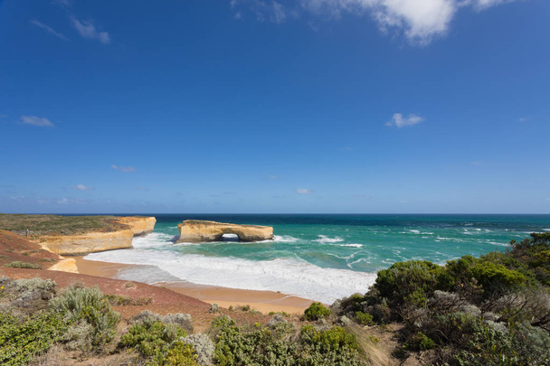 London Arch jest offshore naturalnych formacji łuku, w Port Campbell National Park, Australia. Łuk jest atrakcją turystyczną znaczące wzdłuż Great Ocean Road w pobliżu Port Campbell w Victoria. - Zdjęcie, obraz