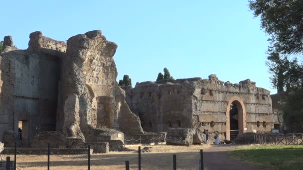 Ruinas de triclinium en sitio arqueológico, Villa de Adriano Roma Tivoli
 - Metraje, vídeo