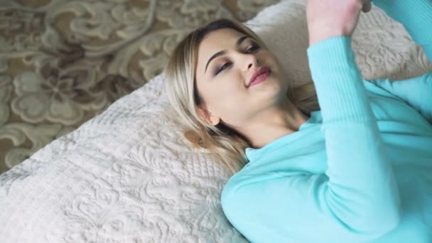 Pretty girl relaxing and speaking on the phone in 4K - Materiaali, video