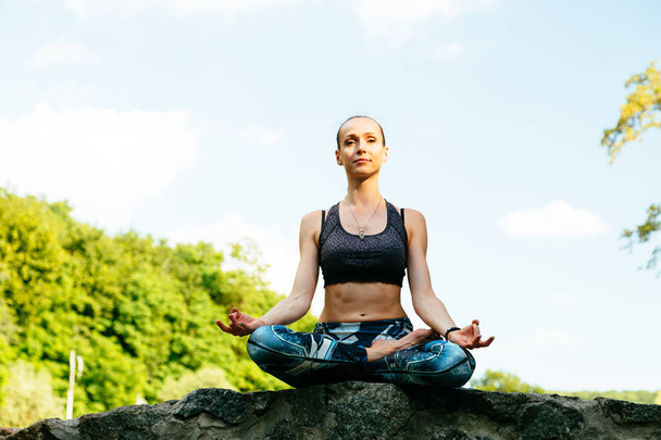 Yeşil Park 'ta yoga yapan genç bir kadın.. - Fotoğraf, Görsel