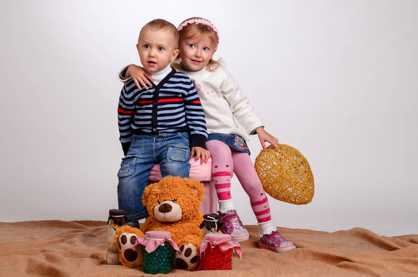 little girl with the little boy playing with yarn balls - Foto, imagen
