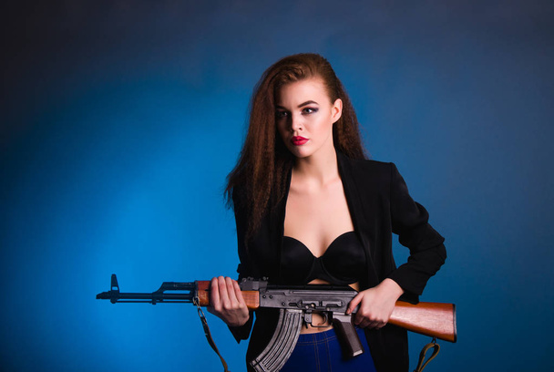 Młoda piękna kobieta z ukraińskich broni Europejczyków w studio jest niebezpieczne i nieprzewidywalne - Zdjęcie, obraz