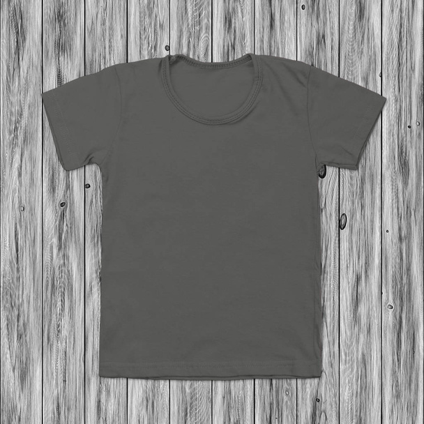 Grey blank t-shirt on dark wood background - Foto, immagini
