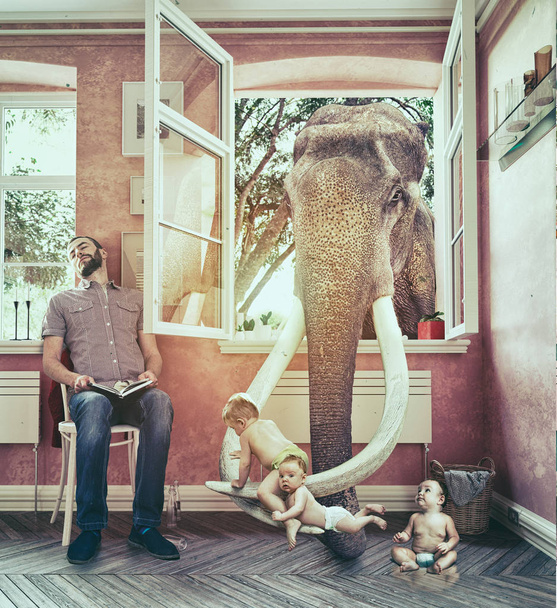 Слон забирает детей через окно
 - Фото, изображение