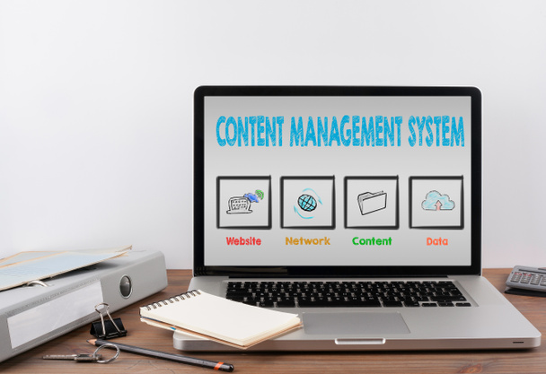 Content Management System Konzept. Schreibtisch mit Laptop - Foto, Bild