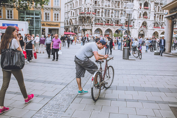  People walking over the Marienplatz Munich  - 写真・画像