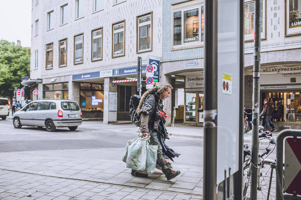  People walking over the Marienplatz Munich  - Φωτογραφία, εικόνα