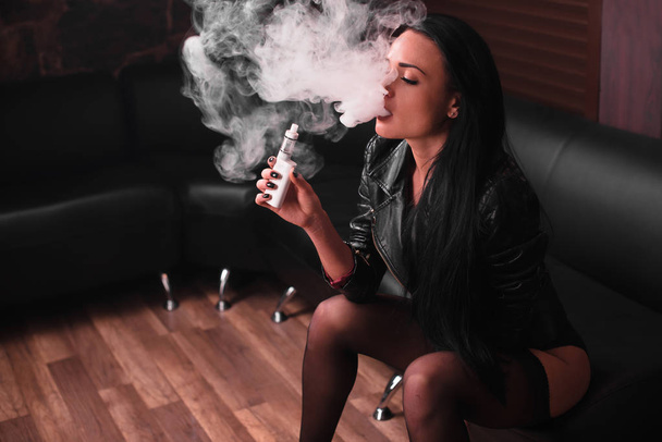 sexy brunetka žena kouření elektronické cigarety - Fotografie, Obrázek