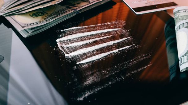Kokaina parsknął przez walcowanie banknot 100 Dolar. styl życia uzależniony od narkotyków  - Zdjęcie, obraz