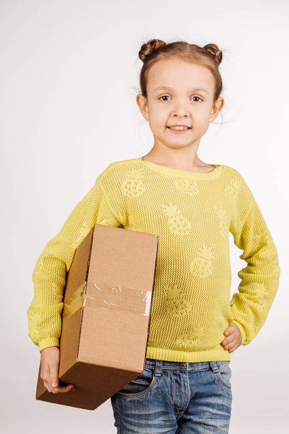 little girl with cardboard box. - Valokuva, kuva