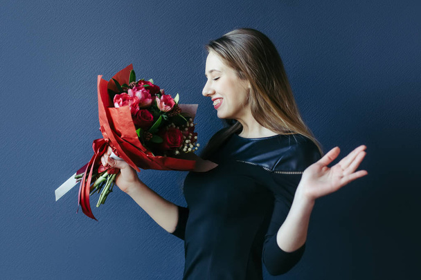 Jolie fille avec bouquet de tulipes rouges
. - Photo, image