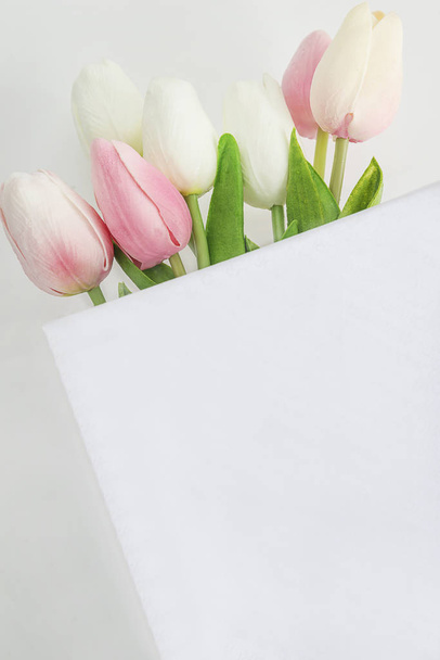 Tarjeta de felicitación con tulipanes
 - Foto, Imagen