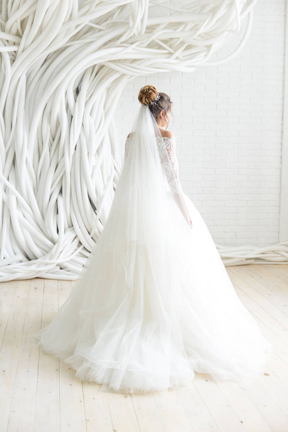 vestido de novia en la habitación blanca
 - Foto, Imagen