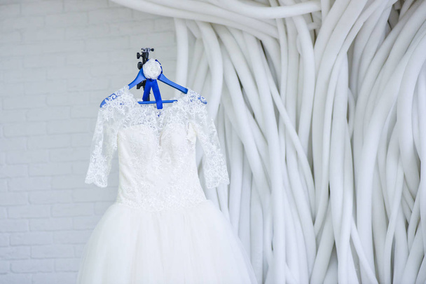 Svatební šaty v bílé místnosti - Fotografie, Obrázek