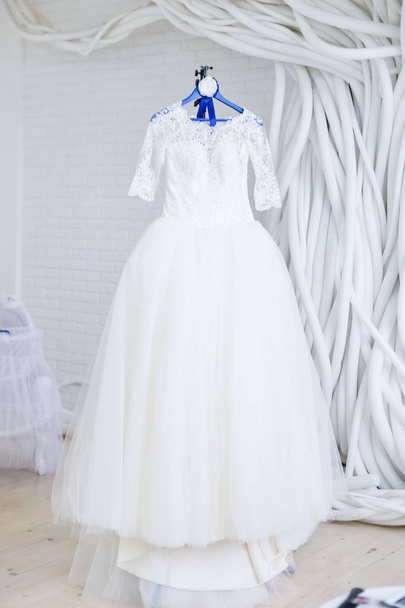 vestido de novia en la habitación blanca
 - Foto, imagen
