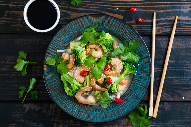 Salad with broccoli, noodles and shrimp - Zdjęcie, obraz