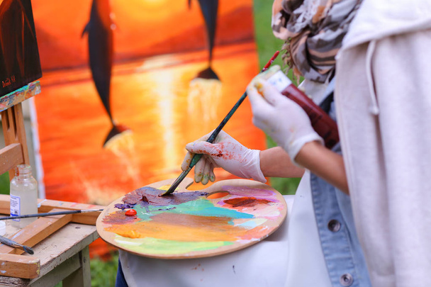 Kadın sanatçılar el tüpleri yağlı boya ahşap soluk üzerinde gelen sıkılmış - Fotoğraf, Görsel