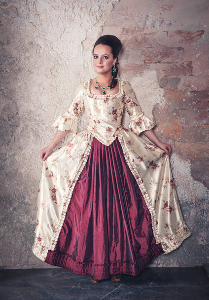 古い歴史的な中世ドレスで美しい女性  - 写真・画像