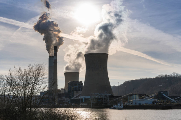 電源石炭発電所から煙 - 写真・画像