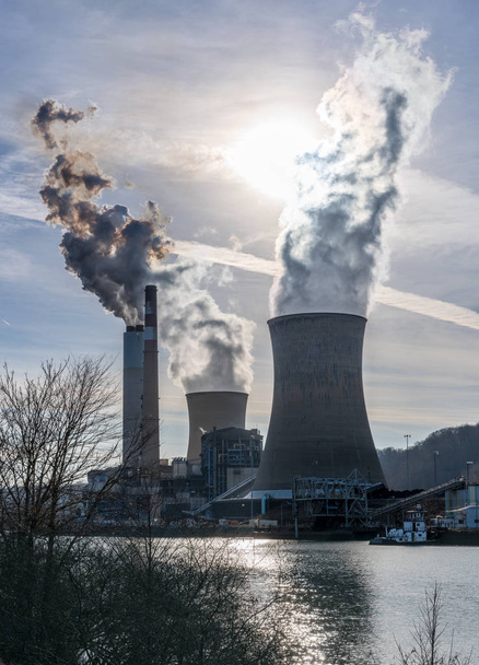 Rook van kolen aangedreven krachtcentrale - Foto, afbeelding