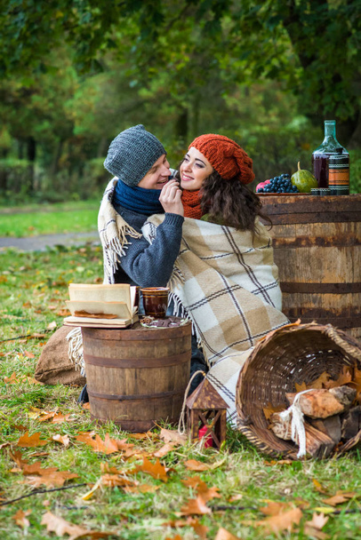 amorosa pareja joven sentada en el jardín de otoño
 - Foto, imagen