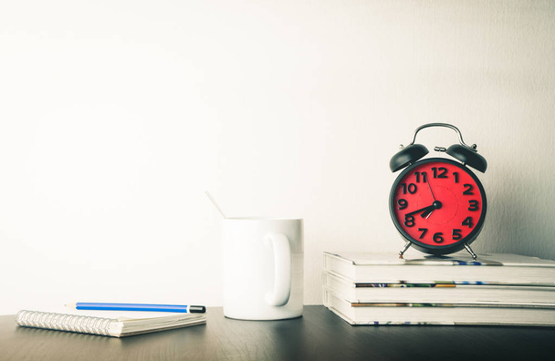 Relógio despertador com café da manhã e livro em branco na mesa de escritório
 - Foto, Imagem