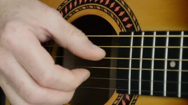 Akusztikus gitár Strumming. Egy kéz, klasszikus gitár strumming részlete. - Felvétel, videó