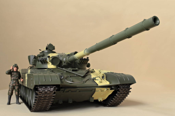 Радянські танкові T-72 вид спереду - Фото, зображення