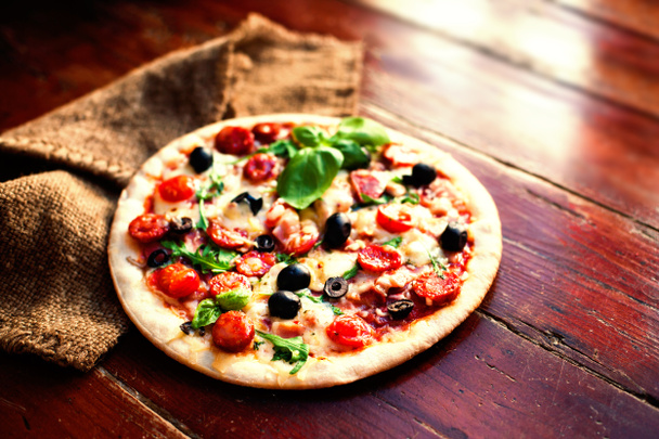 Deliciosa pizza quente
  - Foto, Imagem