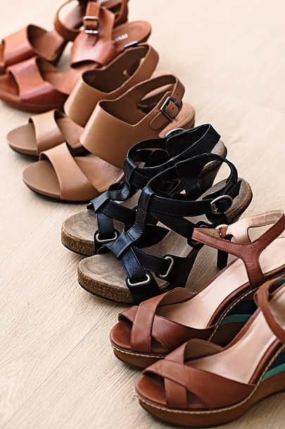 Παπούτσια μόδας γυναίκα - καφέ και μαύρα σανδάλια - Φωτογραφία, εικόνα