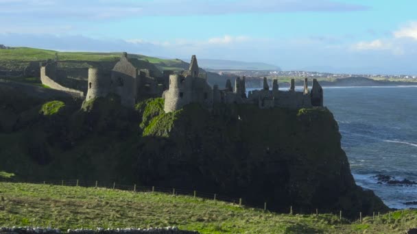 Dunluce castle, ruiny středověké tvrze irské stránky série hry o trůny - Záběry, video