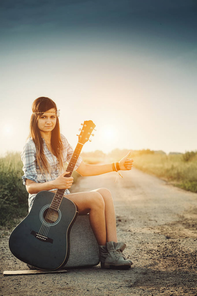 Reiziger hippie meisje met gitaar - Foto, afbeelding