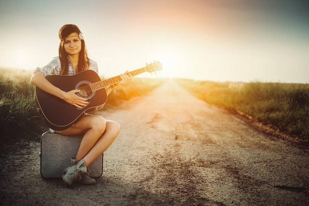 Podróżnik hipis dziewczyna z gitara - Zdjęcie, obraz
