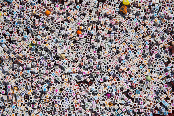 Fond de perles alphabet anglais multicolore
. - Photo, image