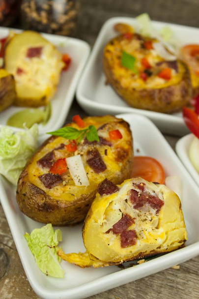 Stuffed baked potatoes on a wooden table. Healthy food. Homework dinner. - Foto, Bild