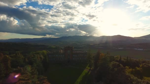 Luchtfoto shot, prachtige Italiaanse sammezzano kasteel, middeleeuwse architectuur gefilmd met drone, 4k - Video