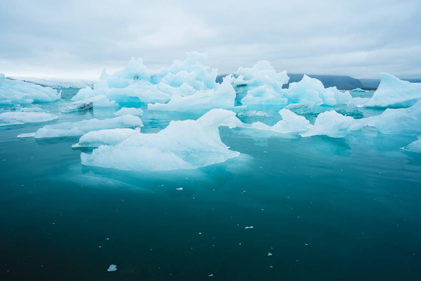 Айсберг в ледниковой лагуне Jokulsarlon, Исландия
 - Фото, изображение