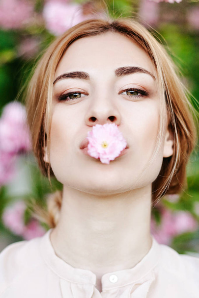 Портрет красивої дівчини на квітковому тлі
 - Фото, зображення